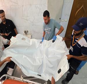 نقل جثمان شهيد إلى مجمع ناصر الطبي بعد قصف إسرائيلي استهدف خيام النازحين في خان يونس جنوب قطاع غزة